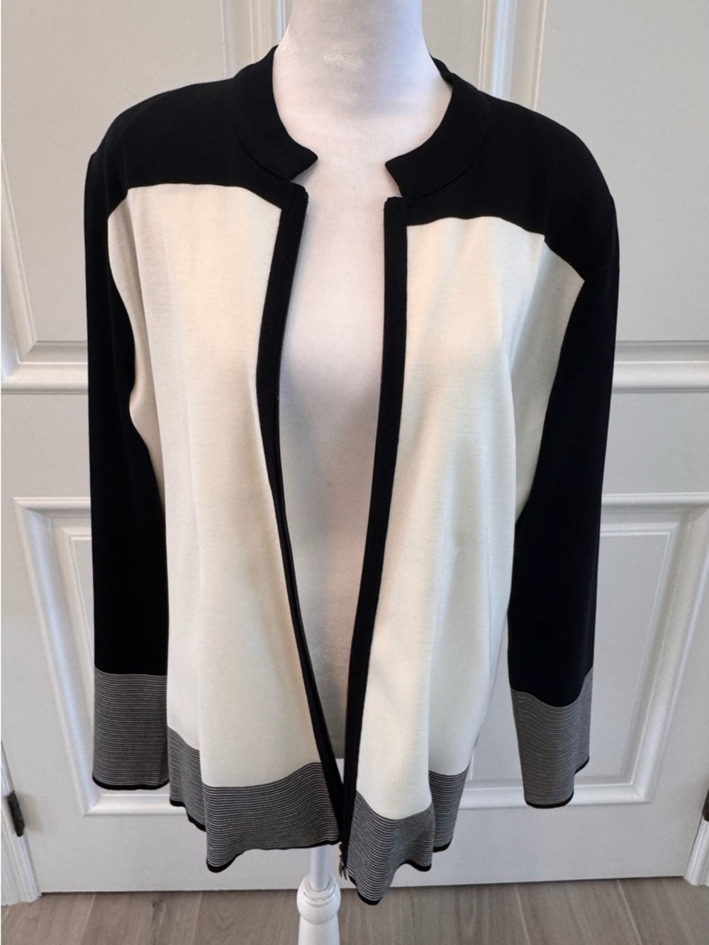Misook Black and Cream Open-Front Colorblock Cardigan